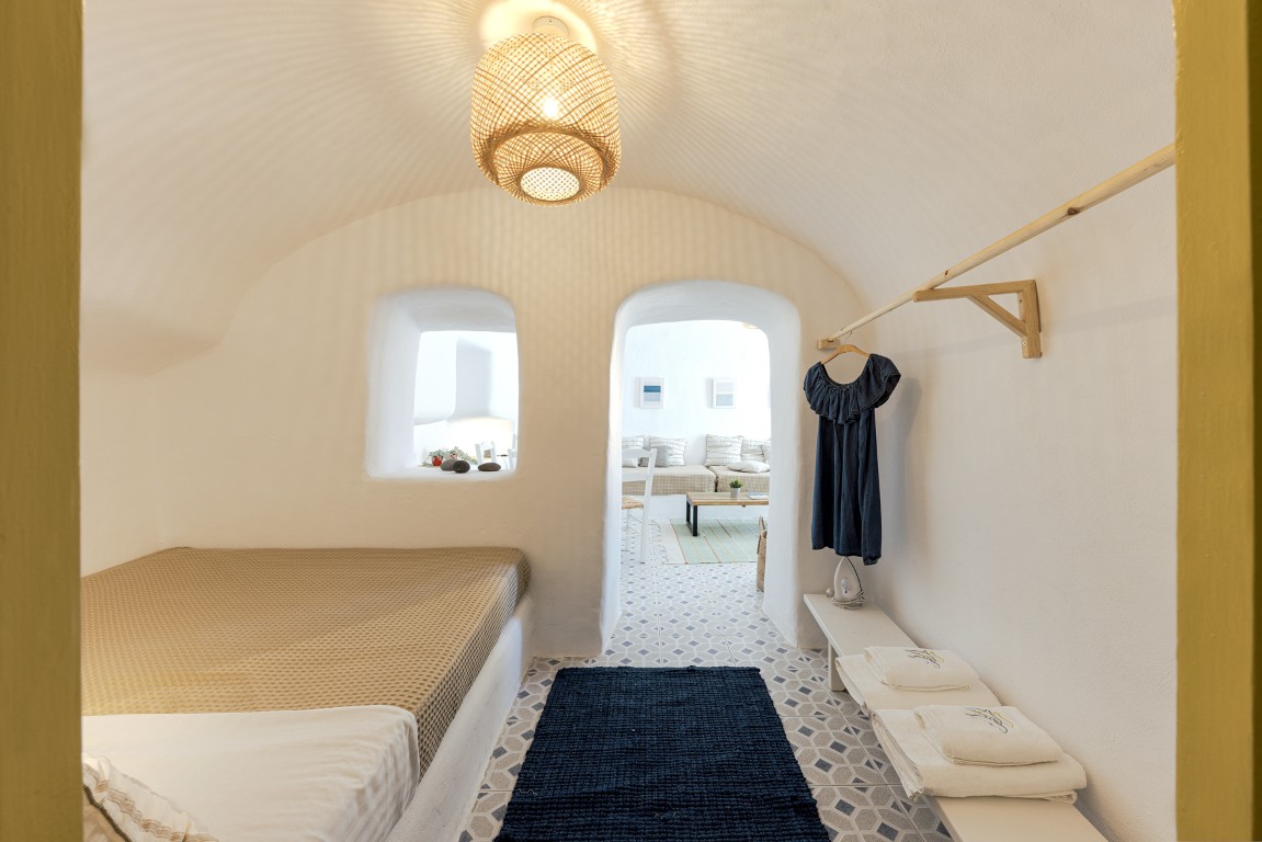 Cycladic cave-style interior in Cave Studio with Balcony