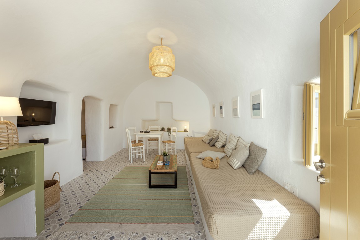 Cycladic cave-style interior in Cave Studio with Balcony