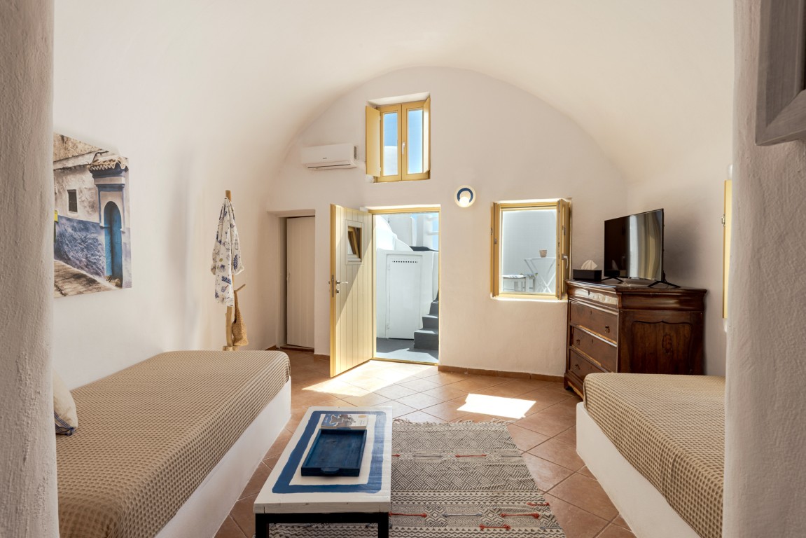 Private balcony at Cave Studio with caldera and sea view