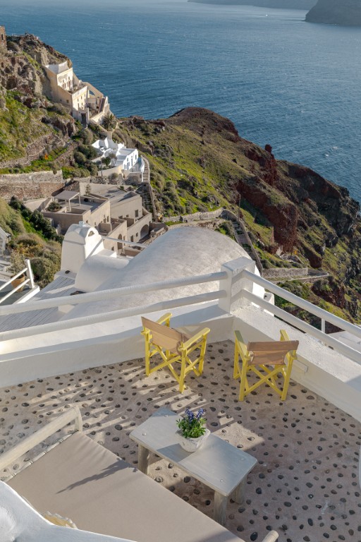 Cave Studio with Balcony bedroom with cave-style arches in Oia