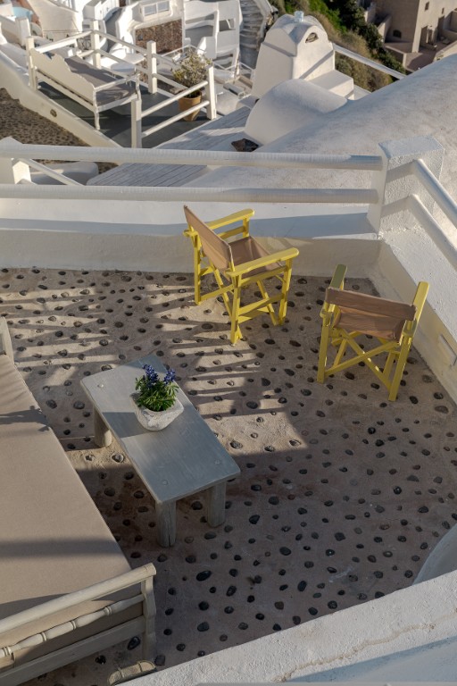 Cycladic cave-style interior in Cave Studio with Balcony