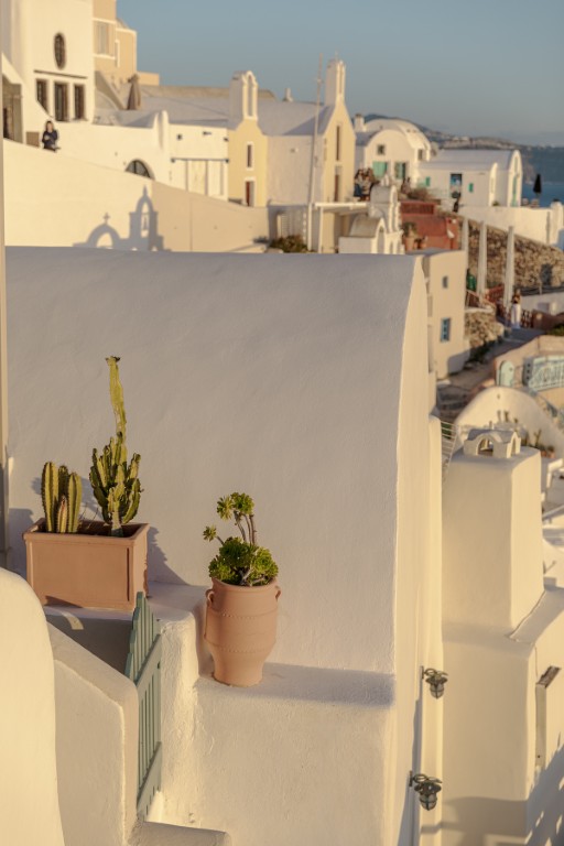 Cave Studio with Balcony bedroom with cave-style arches in Oia