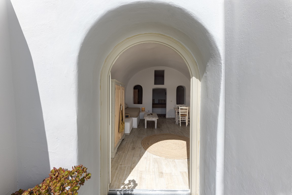 Earth Cave House private terrace with sunbeds and caldera view