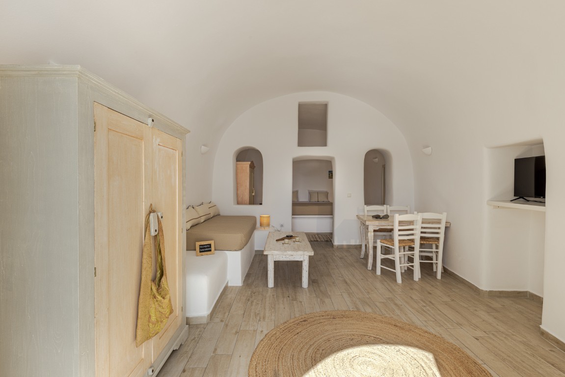 Earth Cave House bedroom for family stays in Oia