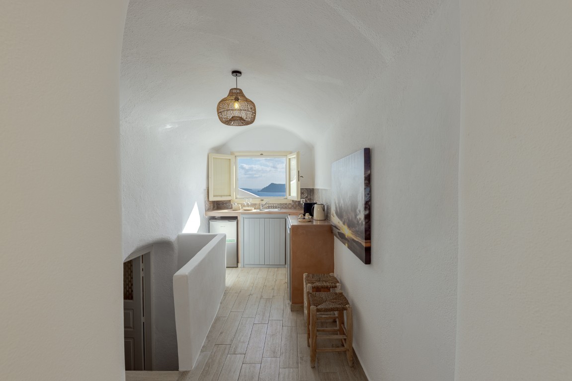Earth Cave House bedroom for family stays in Oia