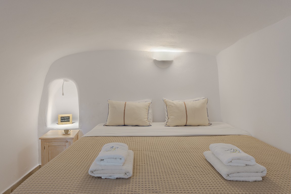 Earth Cave House private terrace with sunbeds and caldera view