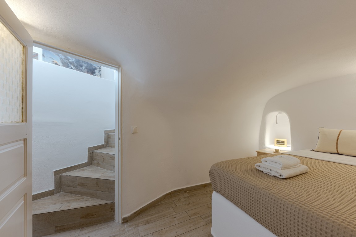 Earth Cave House bedroom for family stays in Oia