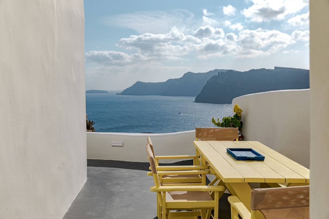 Earth Cave House bedroom for family stays in Oia