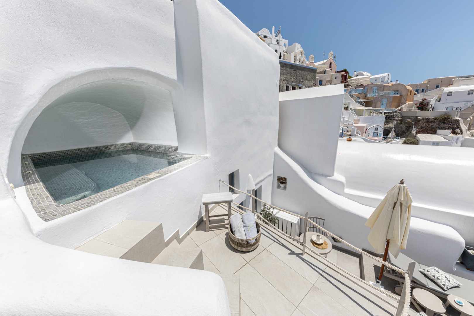 Outdoor jacuzzi and tholos dome terrace at Yposkafo Jacuzzi House
