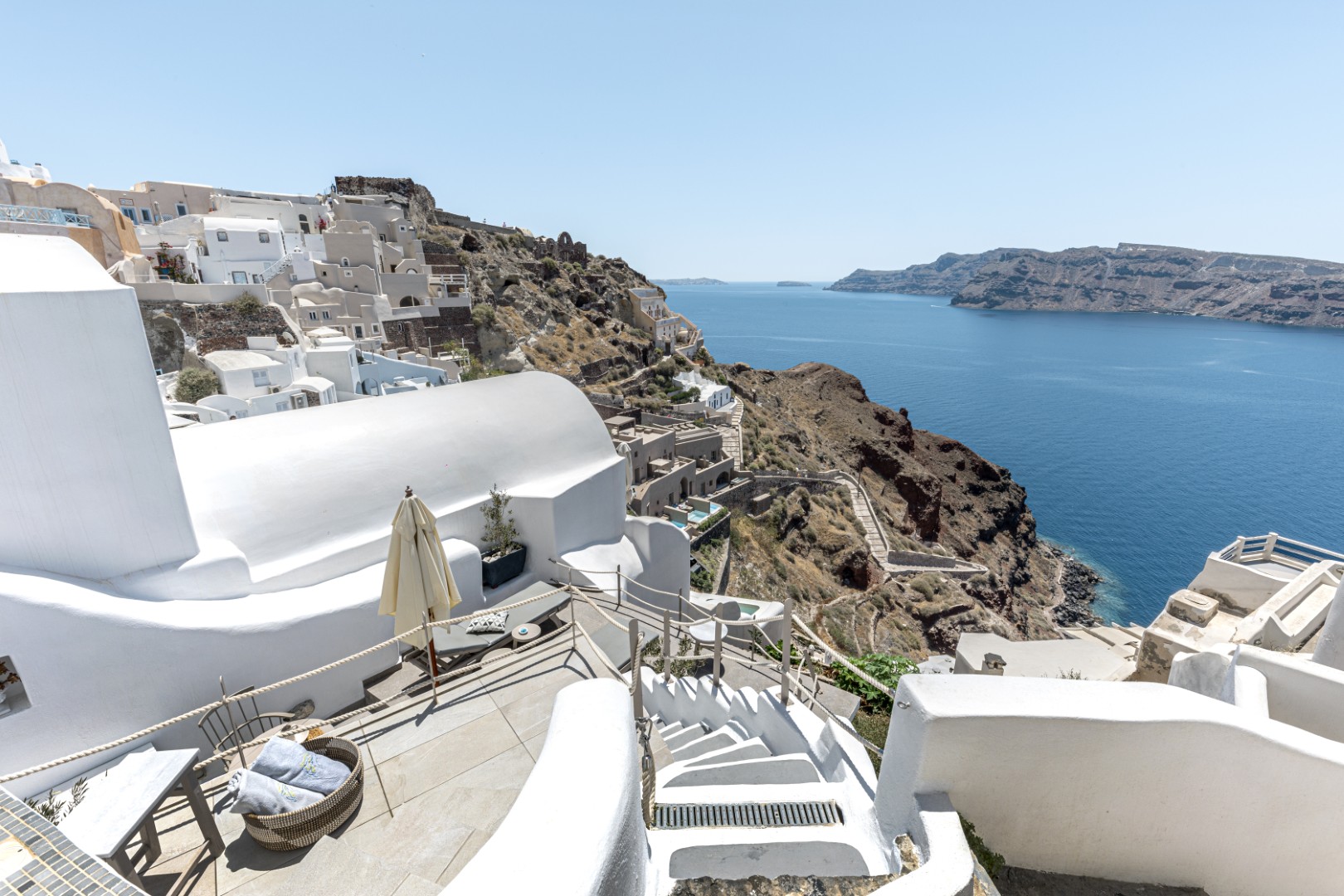 Secluded veranda at Yposkafo Jacuzzi House overlooking the sea