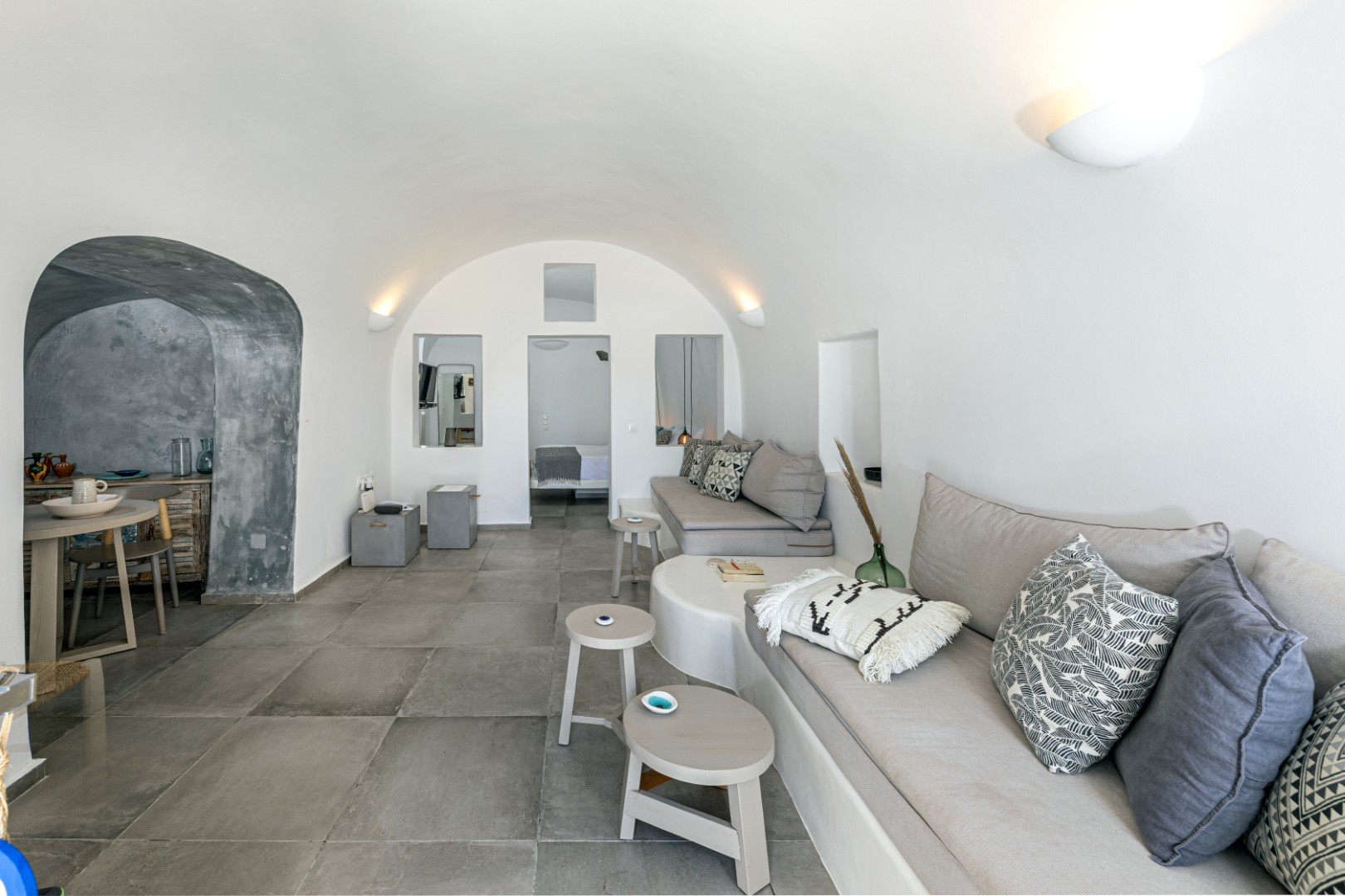 Yposkafo Jacuzzi House annex in Oia with caldera and Aegean views