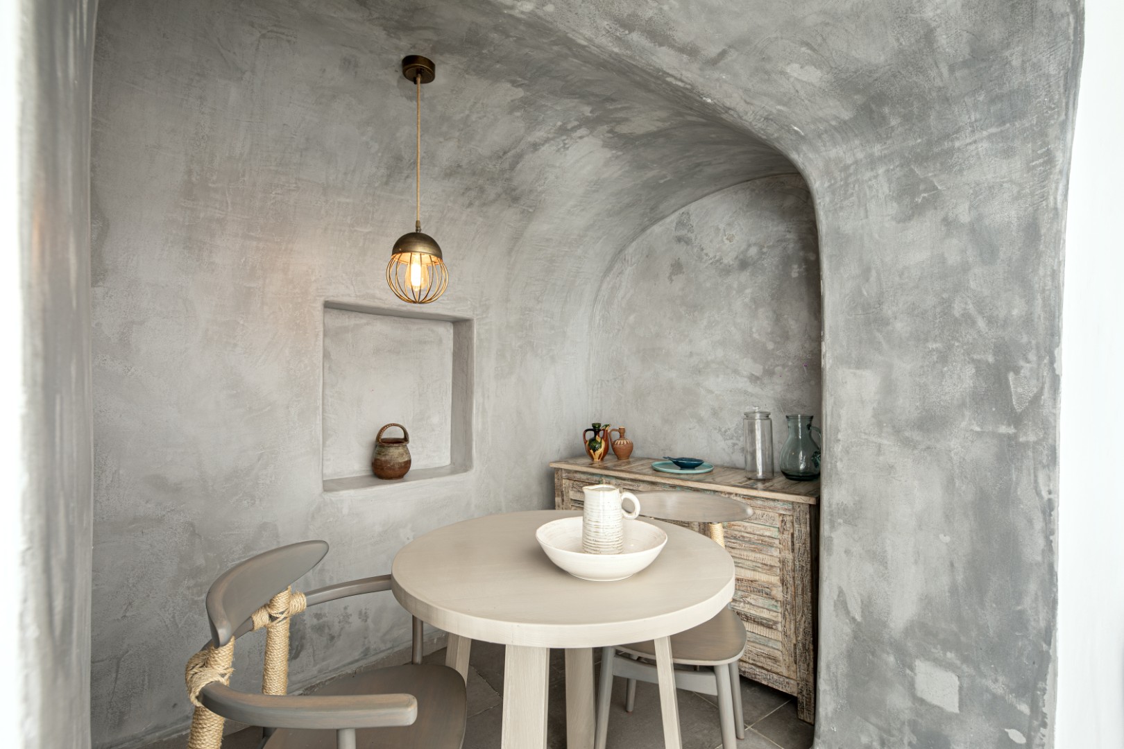 Bathroom and shower at Yposkafo Jacuzzi House
