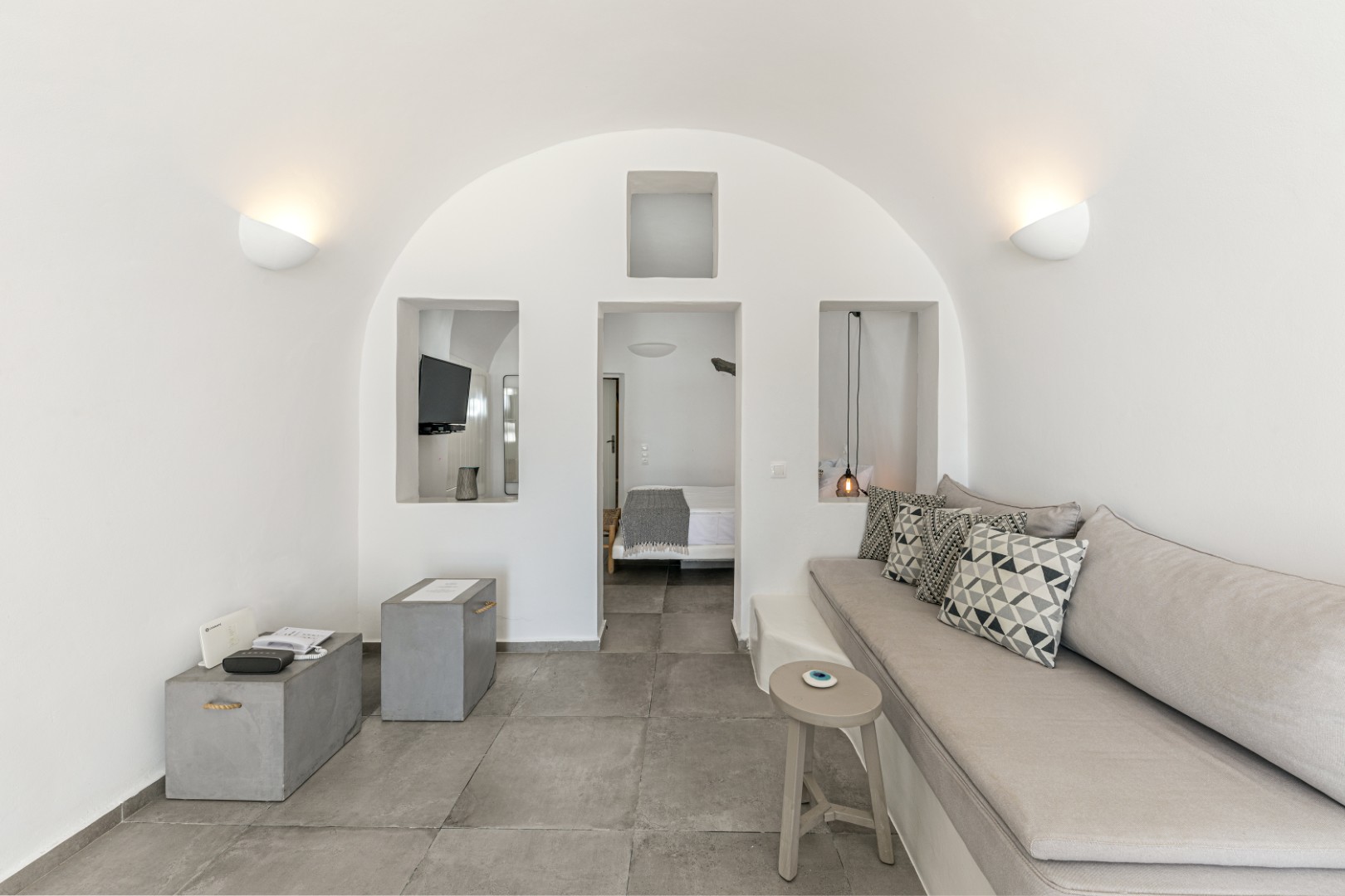 Outdoor jacuzzi and tholos dome terrace at Yposkafo Jacuzzi House